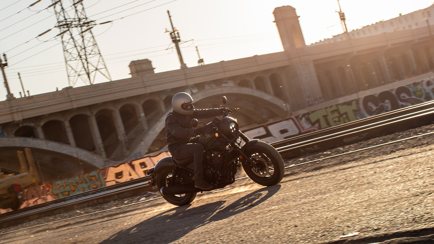 CMX500 Rebel com um motociclista