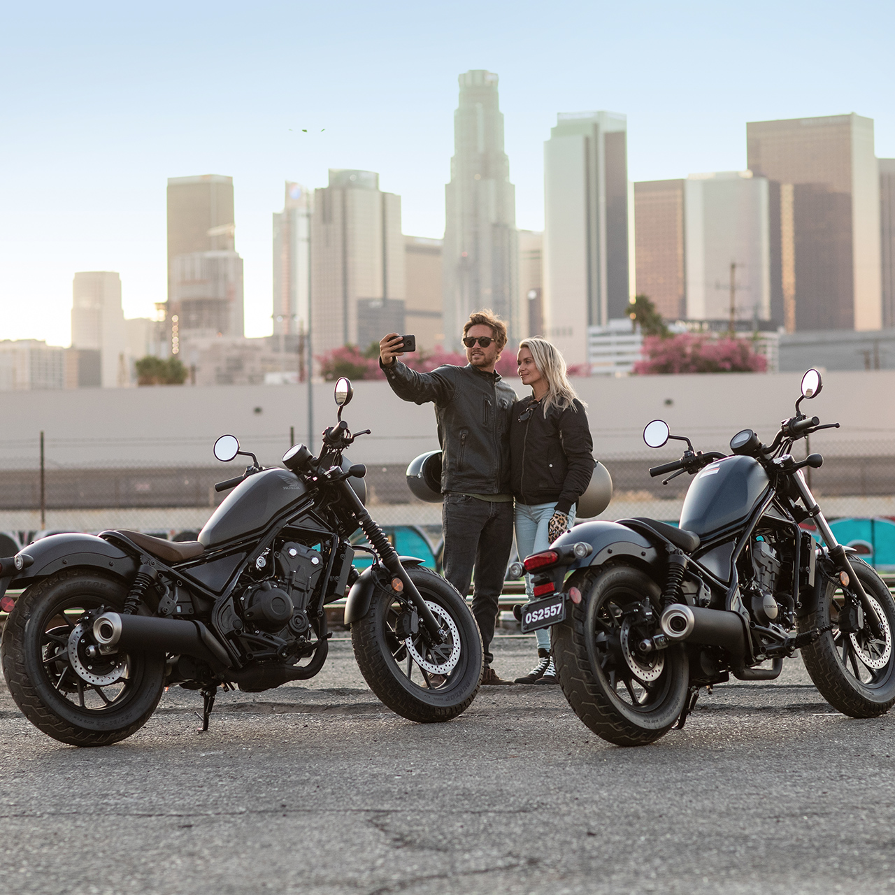 CMX500 Rebel com um casal de pé ao lado da moto