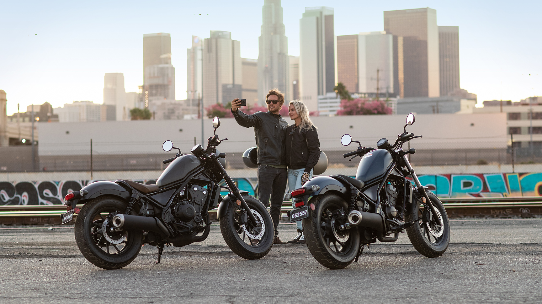 CMX500 Rebel com um casal de pé ao lado da moto