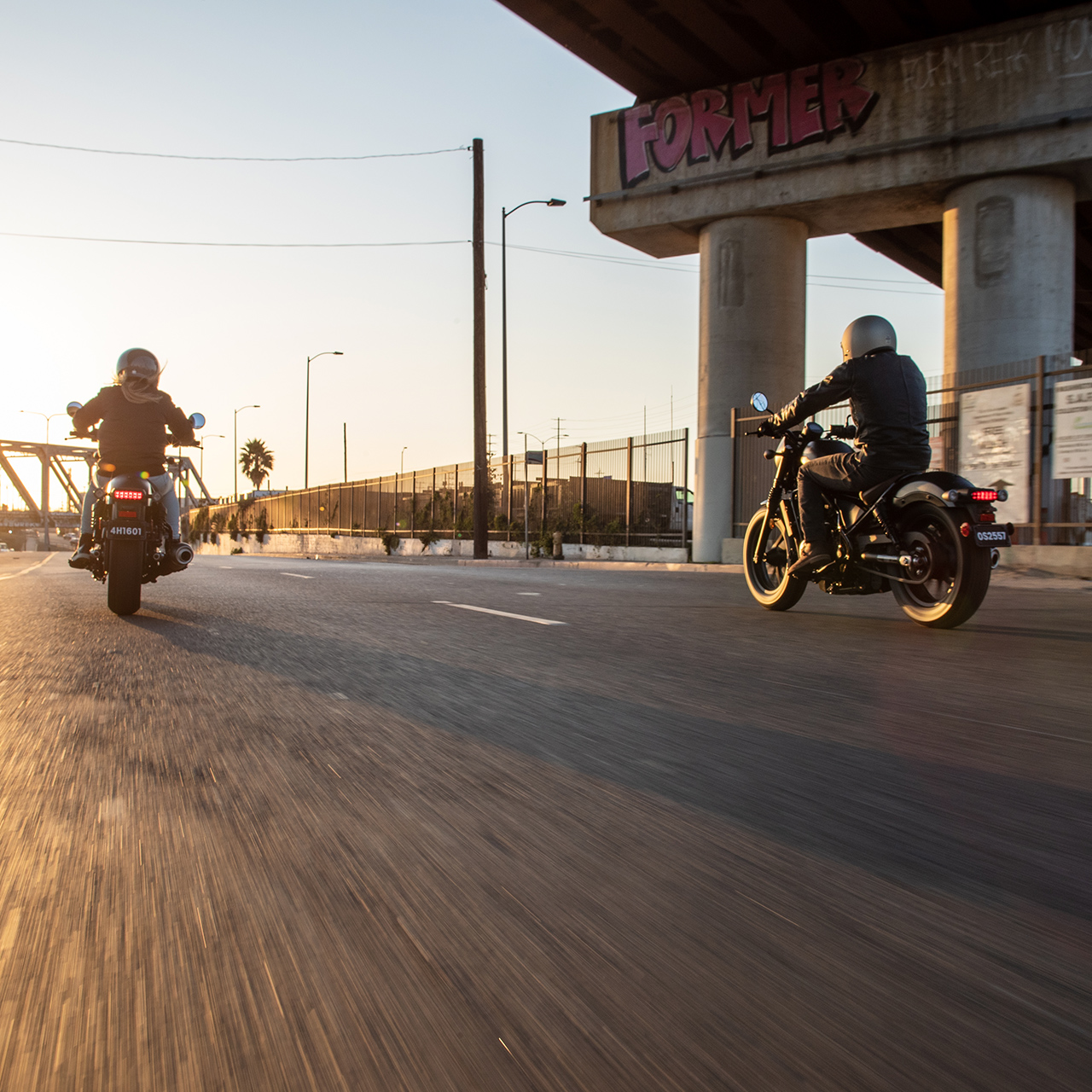 CMX500 Rebel com dois motociclistas