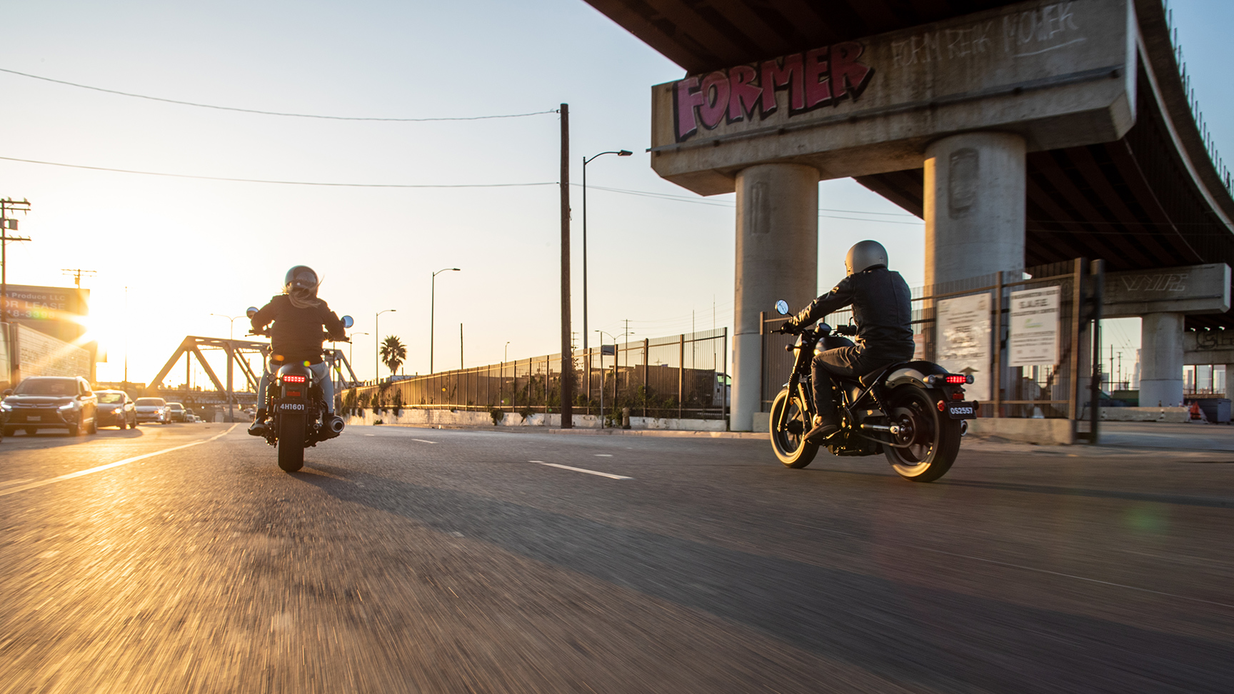 CMX500 Rebel com dois motociclistas