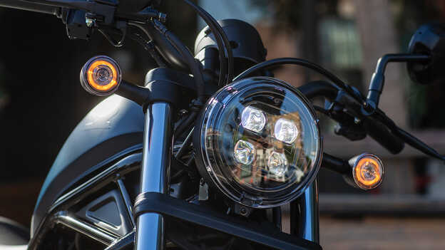 Foto frontal da CMX500 Rebel mostrando a iluminação LED completa