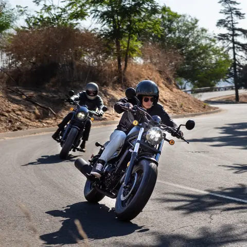 CMX500 Rebel com dois motociclistas