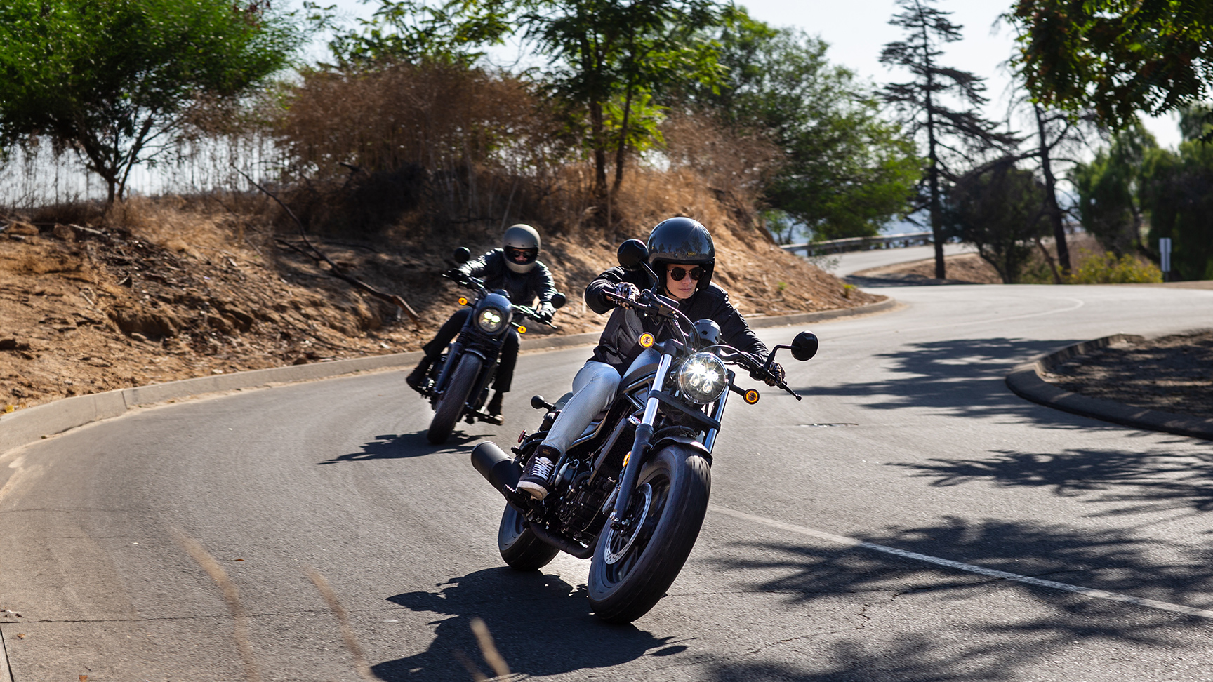 CMX500 Rebel com dois motociclistas