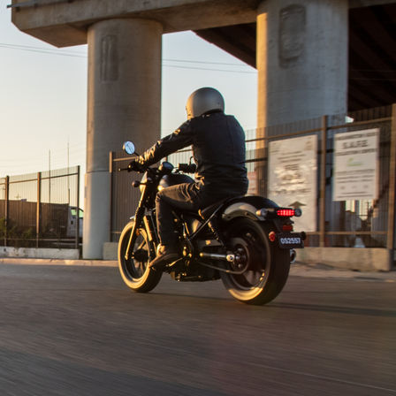 Vista traseira a três quartos da Honda CMX500 Rebel a ser conduzida numa estrada.