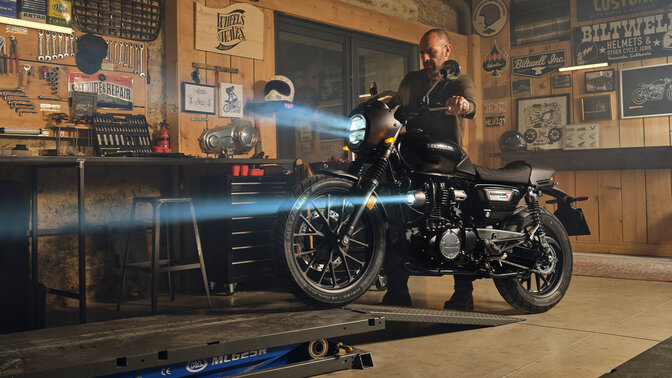 Fotografia frontal a ¾ da GB350S com condutor a trabalhar na moto