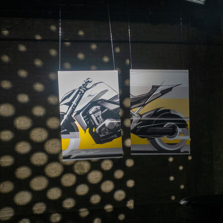 Esboço do conceito Honda Hornet pendurado numa parede.