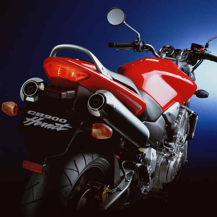 Grande plano da traseira da Honda CB900 Hornet.