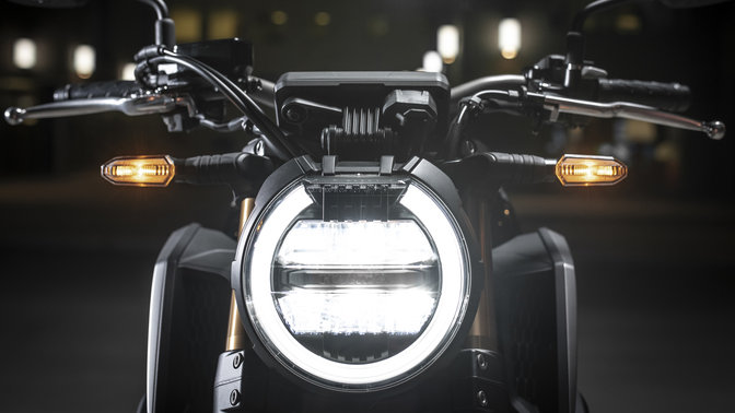 Grande plano do farol dianteiro da Honda CB650R.