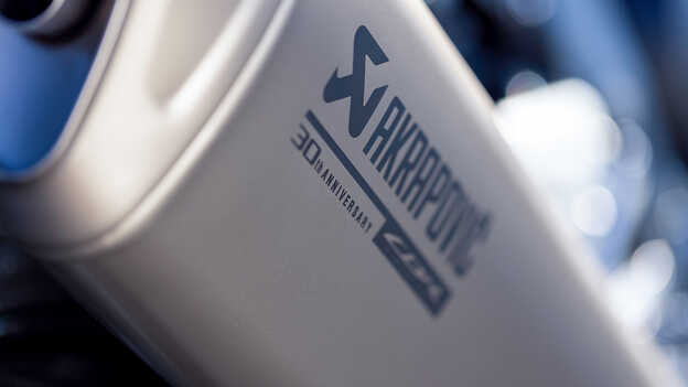 Grande plano do silenciador Akrapovic gravado da Honda CBR1000RR-R Fireblade