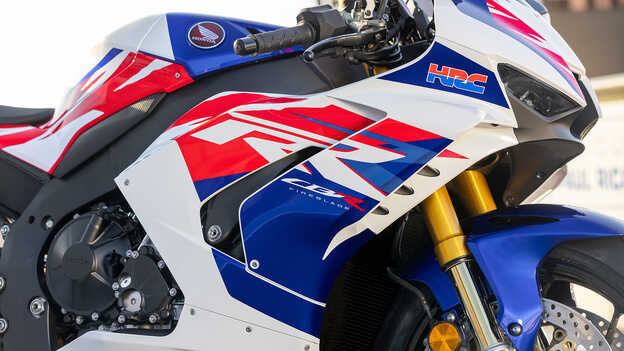 Grande plano dos logotipos HRC da Honda CBR1000RR-R Fireblade