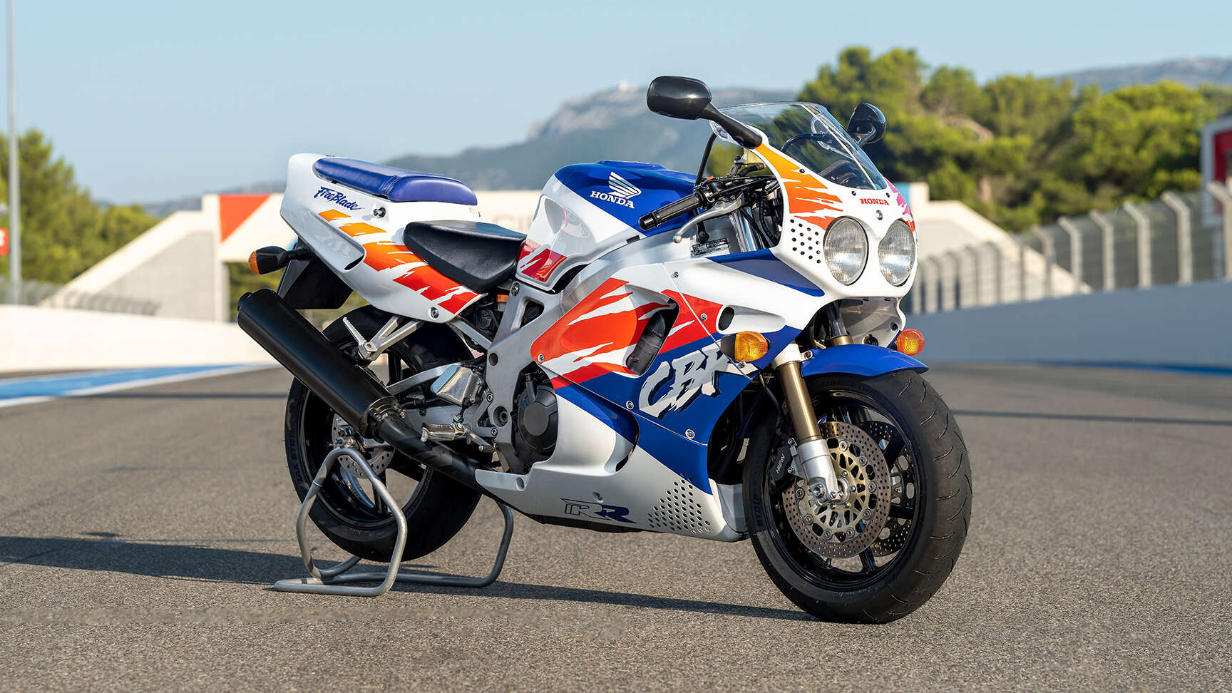 Vista Lateral da 1992 CBR900R Fireblade num estúdio