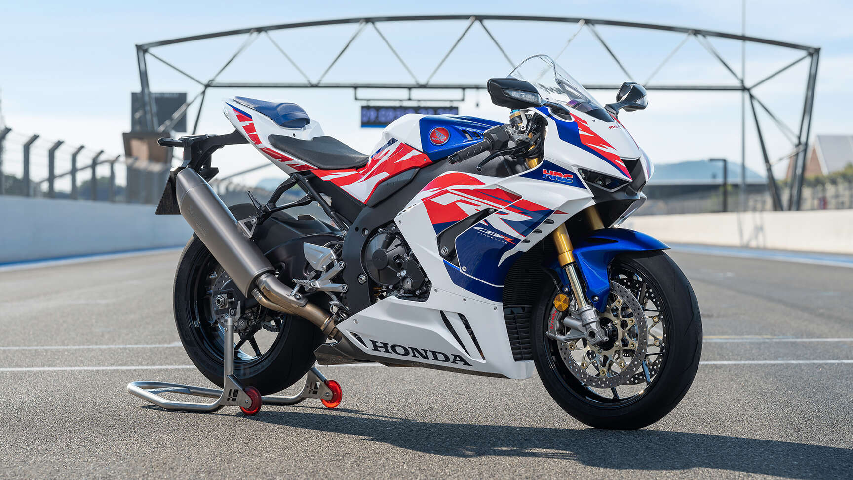Vista Lateral da 2022 CBR1000RR-R Fireblade SP 30th Anniversary num estúdio