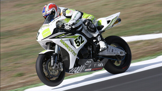 Honda 2004-2007 CBR1000RR com um condutor numa pista de corridas