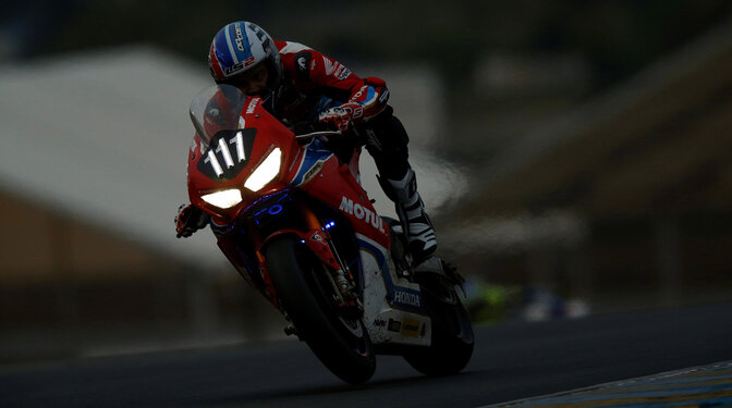 Honda 2017-2020 CBR1000RR com um condutor numa pista de corridas