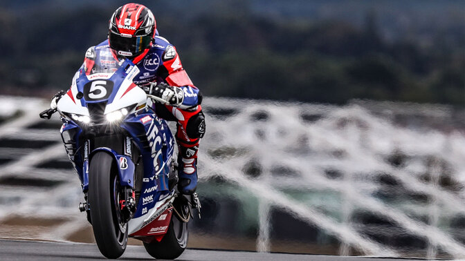Honda Honda 2017-2020 CBR1000RR com um condutor numa pista de corridas