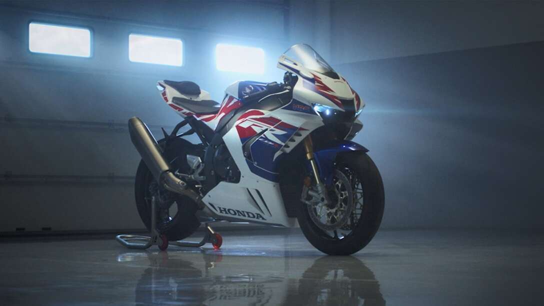 Honda CBR1000RR-R Fireblade com um condutor numa pista de corridas