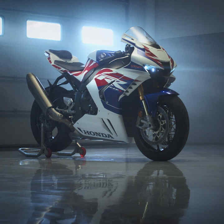 Honda CBR1000RR-R Fireblade com um condutor numa pista de corridas