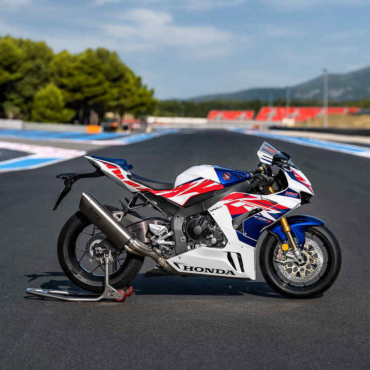 Vista lateral direita da Honda CBR1000RR-R Fireblade numa pista de corridas