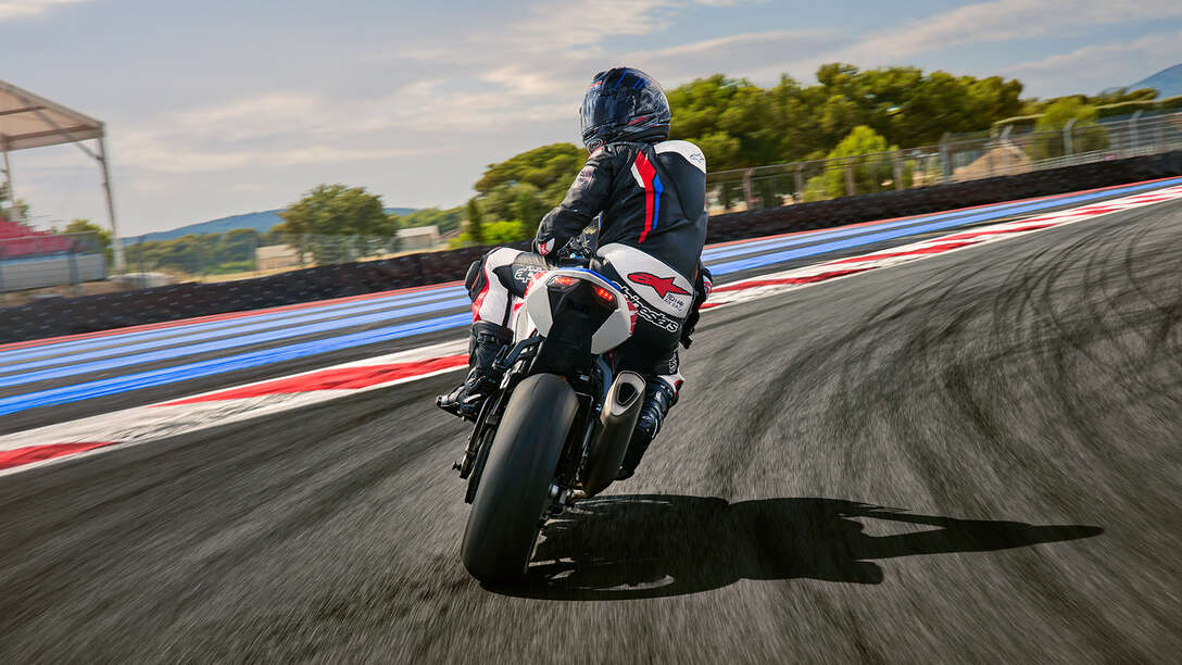 Lado traseiro da Honda CBR1000RR-R Fireblade com um condutor numa pista de corridas