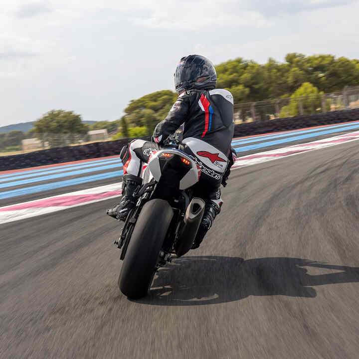 Lado traseiro da Honda CBR1000RR-R Fireblade com um condutor numa pista de corridas
