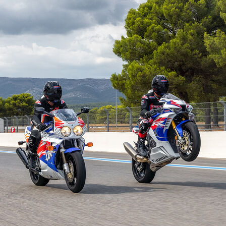 Três Honda CBR1000RR-R Fireblade e Fireblade SP de lado estacionadas numa pista de corridas