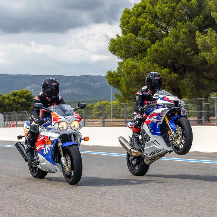 Três Honda CBR1000RR-R Fireblade e Fireblade SP de lado estacionadas numa pista de corridas
