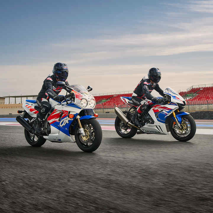Dois condutores de frente para a Honda CBR1000RR-R-Fireblade numa pista de corrida