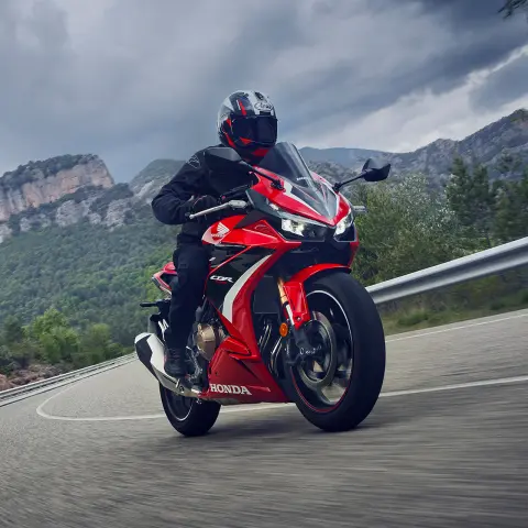 Honda CBR500R, quarto dianteiro direito, na estrada