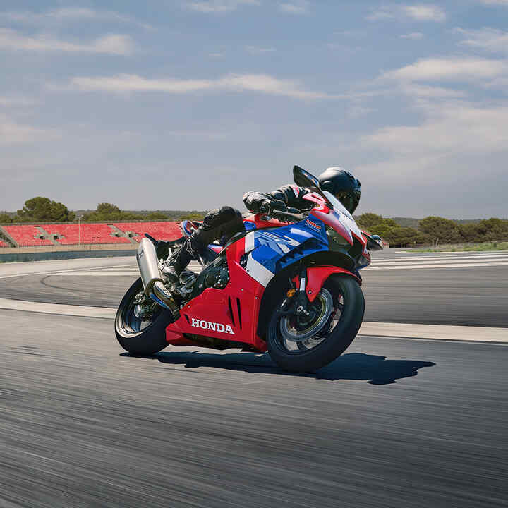 Honda CBR1000RR-R Fireblade num apex de uma pista de corridas