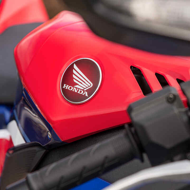 Logótipo das asas da Honda CBR1000RR-R no depósito de combustível