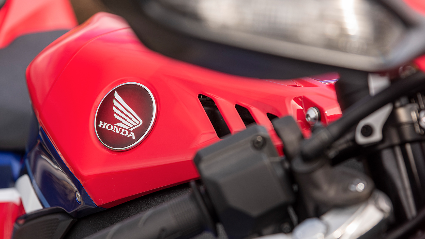 Logótipo das asas da Honda CBR1000RR-R no depósito de combustível