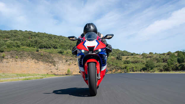 Honda CBR1000RR-R Fireblade com Sistema de Admissão Direta do Ar HRC e Estruturas de asas laterais