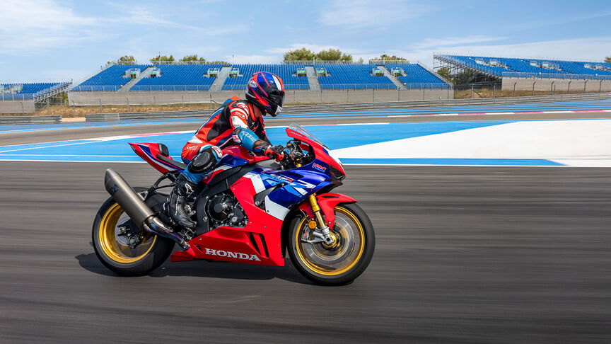 Honda CBR1000RR-R Fireblade SP destacando Motor Semi-came em Linha de Quatro Cilindros de Altas Rotações