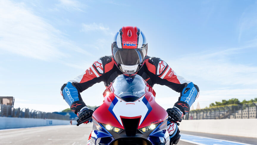 Honda CBR1000RR-R Fireblade SP destacando Motor Semi-came em Linha de Quatro Cilindros de Altas Rotações