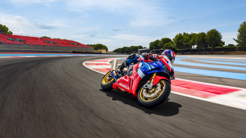 Honda CBR1000RR-R Fireblade SP destacando Motor Semi-came em Linha de Quatro Cilindros de Altas Rotações