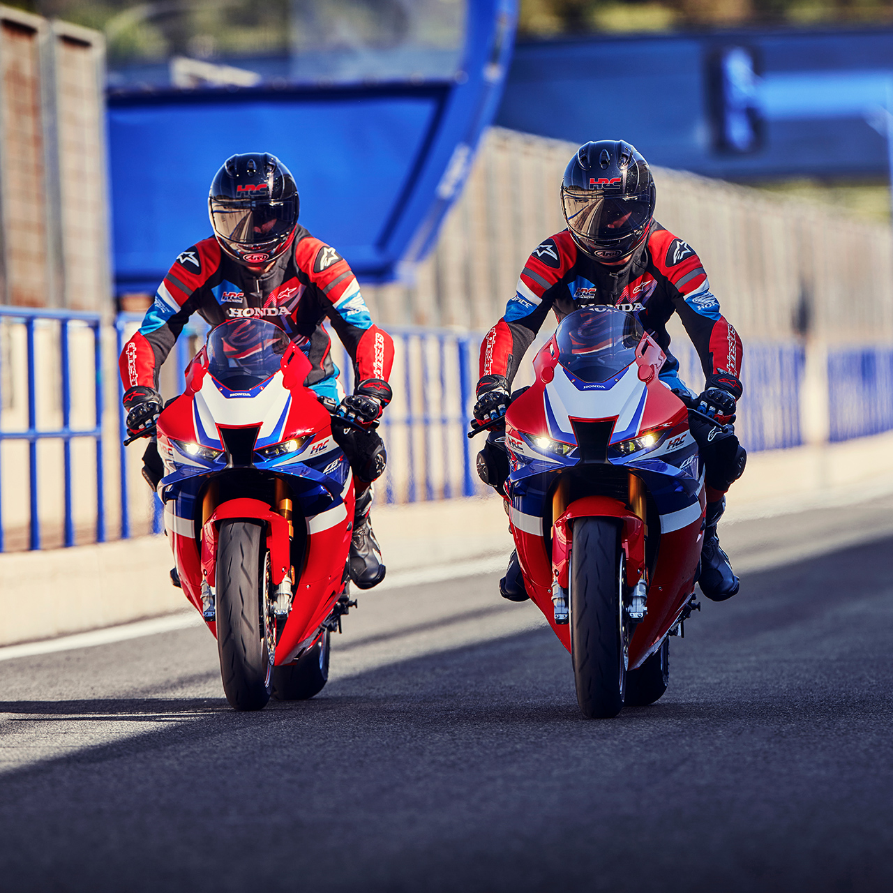 Dois condutores lado a lado numa Honda CBR11000rr -r Fireblade em pista. 