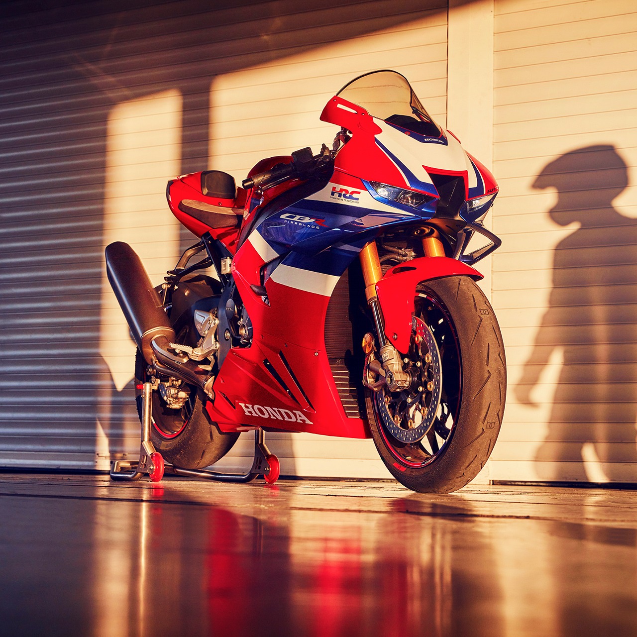 Honda CBR1100rr-r Fireblade estacionada numa garagem.