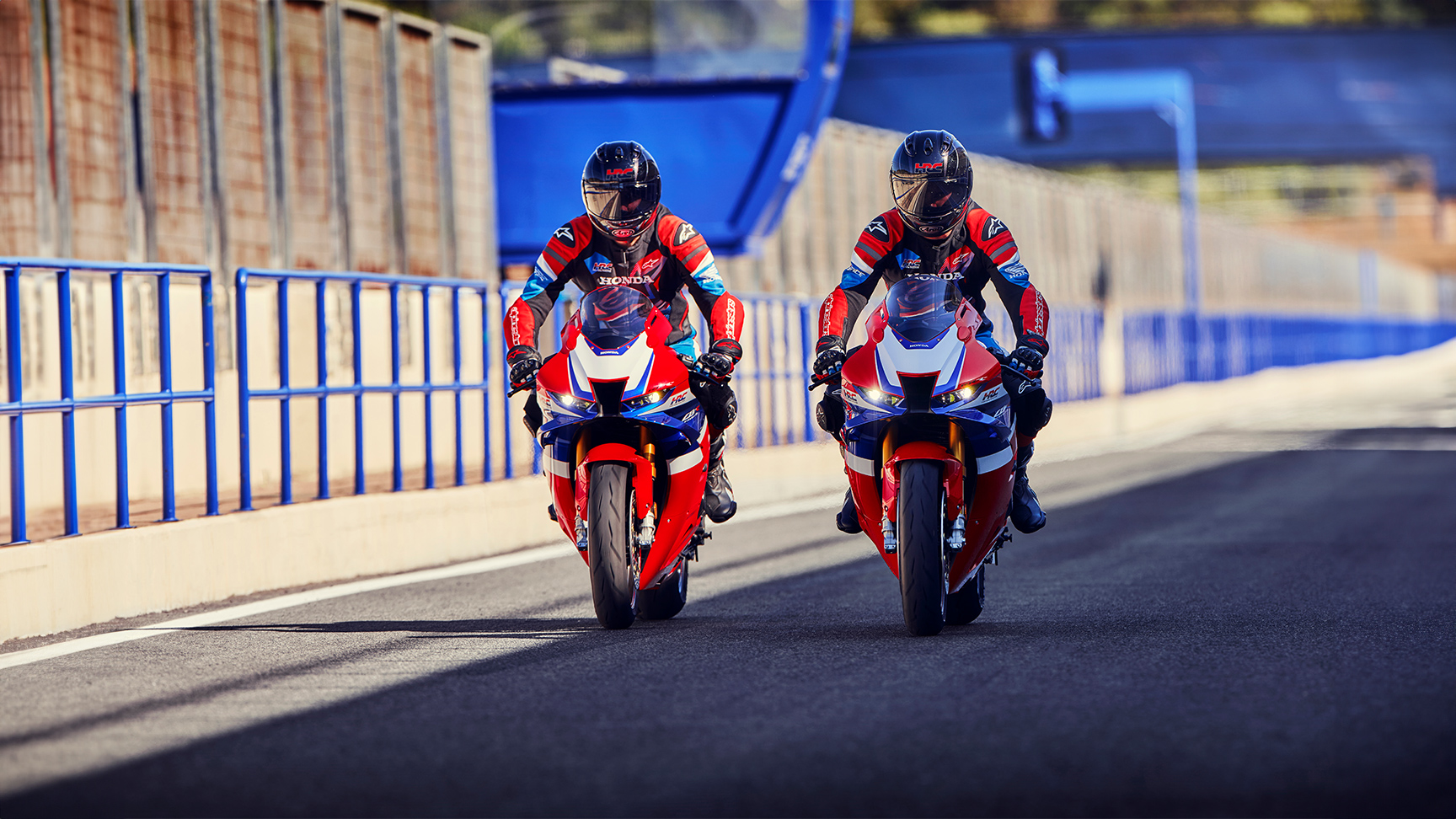 Dois condutores lado a lado numa Honda CBR11000rr -r Fireblade em pista. 