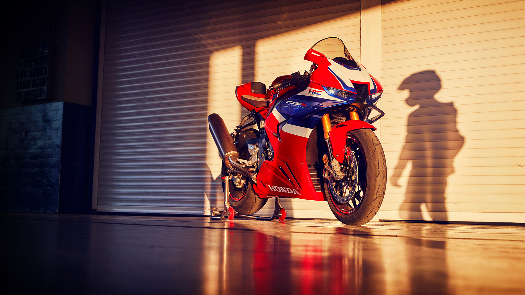 Honda CBR1100rr-r Fireblade estacionada numa garagem.