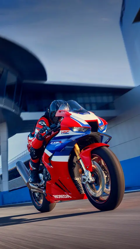 Condutor sobre uma CBR1000rr-r Fireblade em pista.