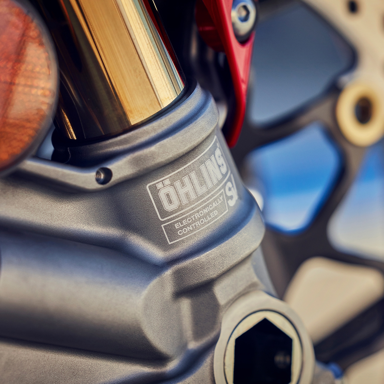 Grande plano das pinças de travão dianteiras Brembo Stylema R de quatro pistões.