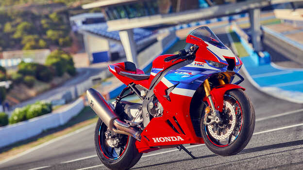 Vista frontal da Honda CBR1000rr-r Fireblade a 3/4 estacionada em pista. 