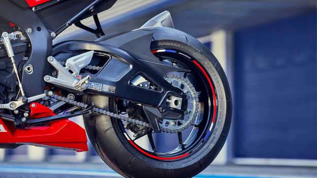 Honda CBR1000rr-r Fireblade voltada para trás, em pista, apresentando o Silenciador de titânio Akrapovič.