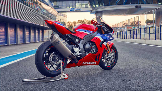 Grande plano da roda traseira da Honda CBR1000rr-r Fireblade.