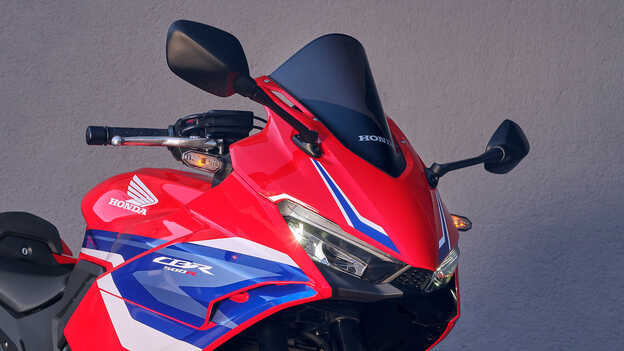 Detalhe em grande plano da vista dianteira a três quartos da CBR500R