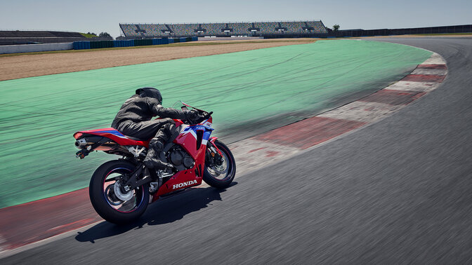 Fotografia dinâmica da vista lateral da CBR600RR em pista