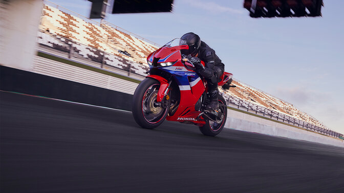 Imagem estática a três quartos da dianteira da CBR600RR.