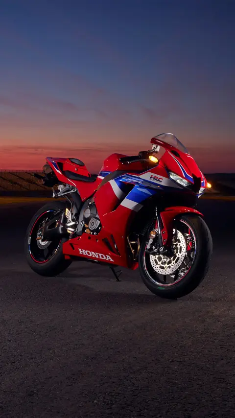 CBR600RR em pista ao pôr do sol.