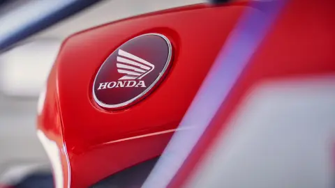 Grande plano do logótipo da Honda da CBR600RR